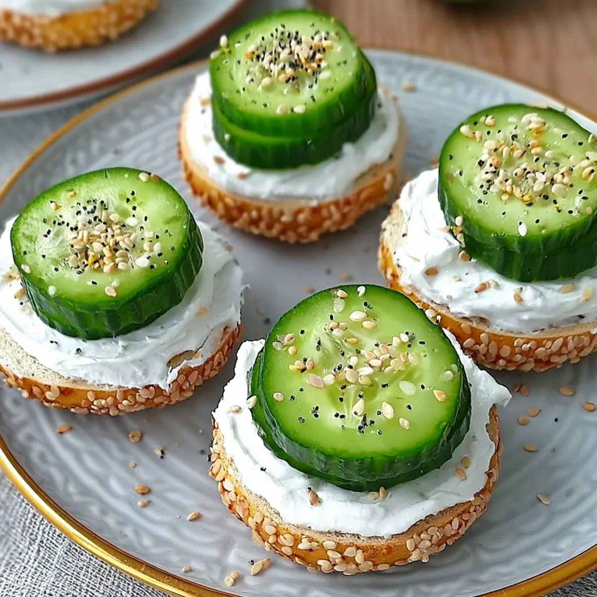 Bocados de bagel con pepino