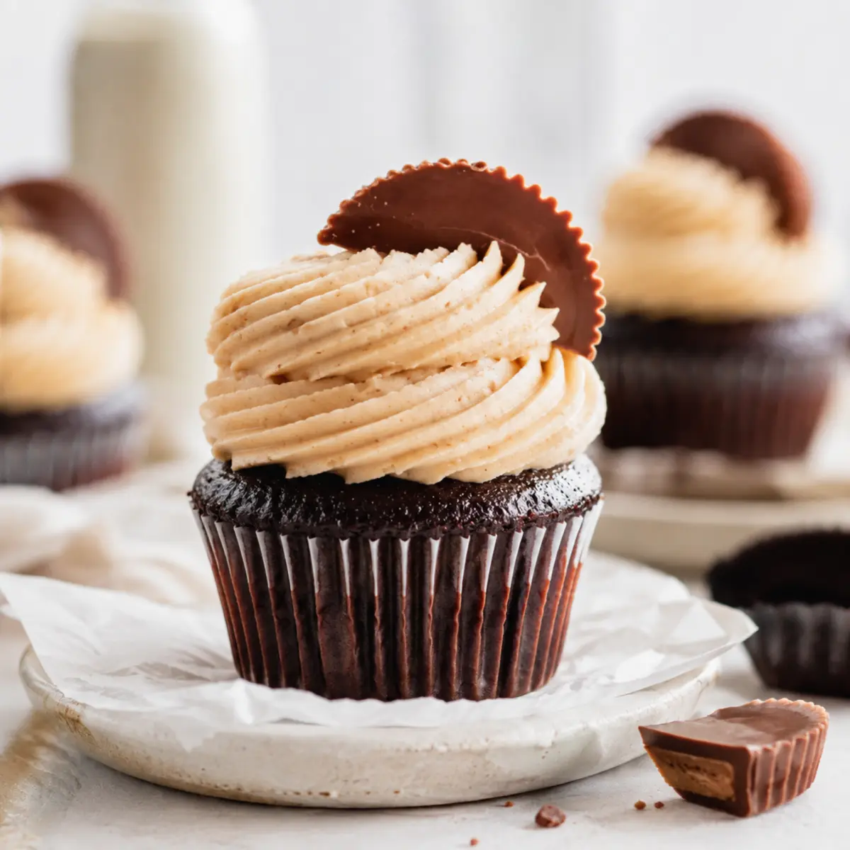 Cupcakes de chocolate rellenos de mantequilla de cacahuete